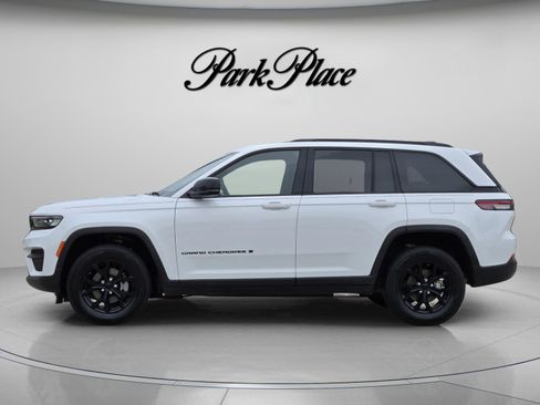 Used 2025 Jeep Grand Cherokee Altitude AWD/4WD image 2