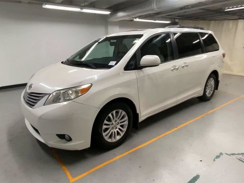 Used 2017 Toyota Sienna XLE FWD image 5