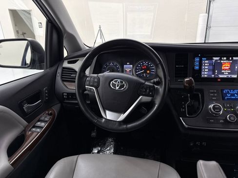 Used 2017 Toyota Sienna AWD image 14