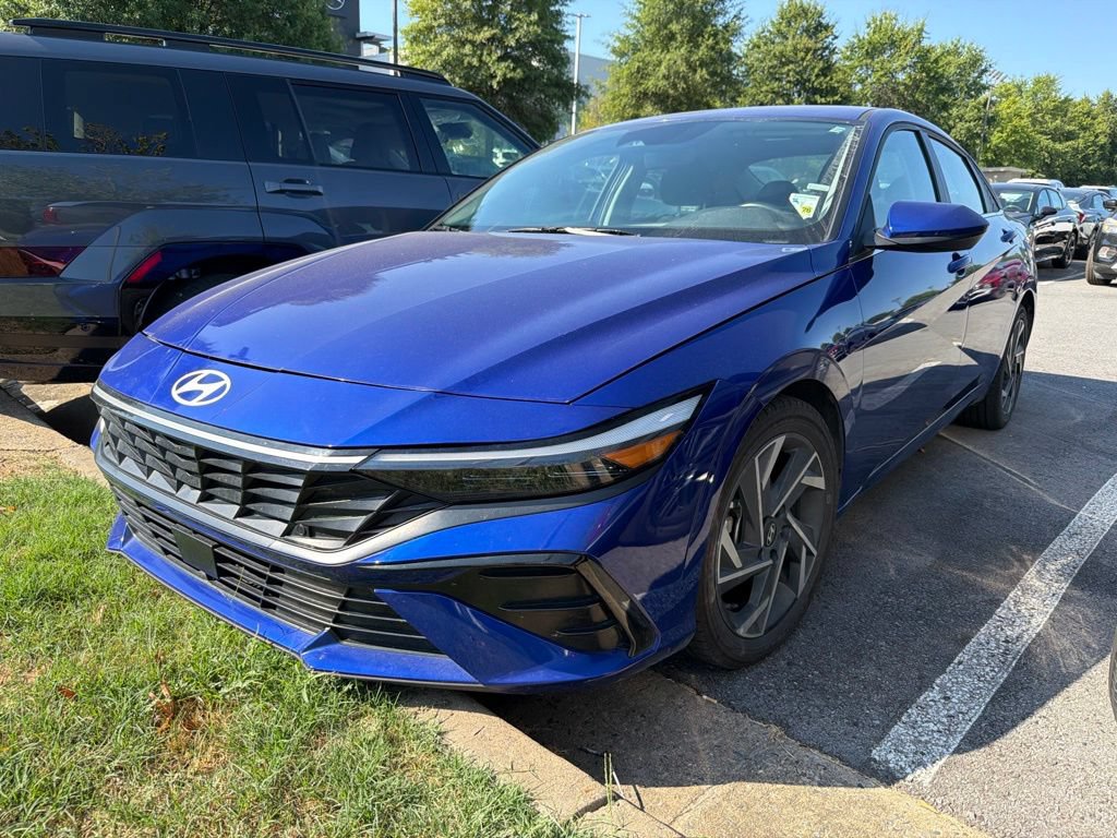 Used 2025 Hyundai Elantra SEL FWD image 3