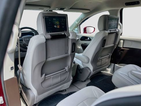 Used 2020 Chrysler Pacifica Touring-L Plus w/ Advanced Safetytec Group FWD image 25