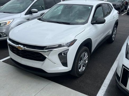 Used 2025 Chevrolet Trax LS FWD image 2