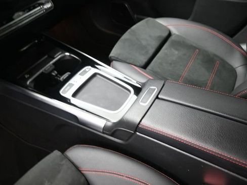 Used 2024 Mercedes-Benz GLB 250 image 31
