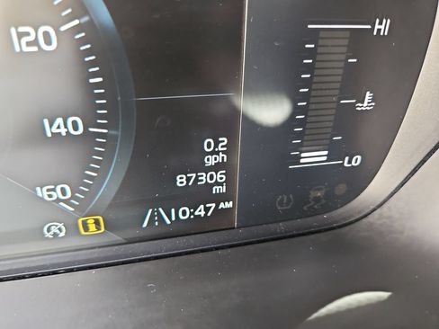 Used 2019 Volvo XC90 T5 Momentum w/ Protection Package Premier FWD image 16
