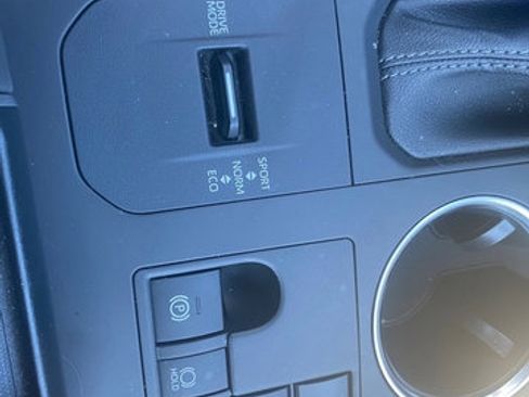 Used 2023 Toyota Highlander LE image 42