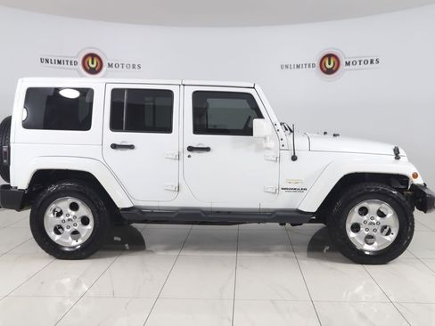 Used 2015 Jeep Wrangler Unlimited Sahara w/ Connectivity Group AWD/4WD image 2