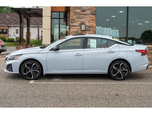 Used 2023 Nissan Altima 2.5 SR w/ SR Premium Package AWD/4WD image 6