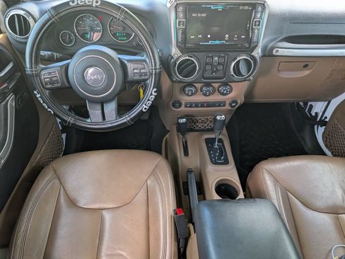 Used 2017 Jeep Wrangler Unlimited Sahara w/ Connectivity Group AWD/4WD image 7