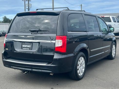 Used 2016 Chrysler Town & Country Touring FWD image 7