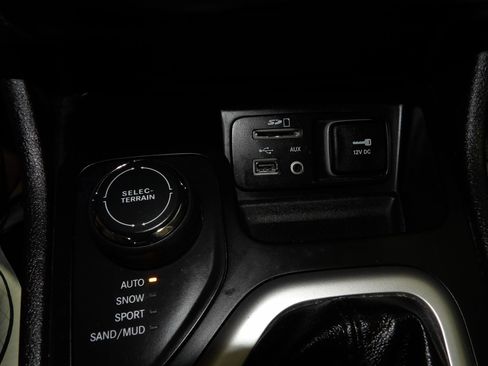 Used 2017 Jeep Cherokee Latitude w/ Safety/Convenience Group image 19