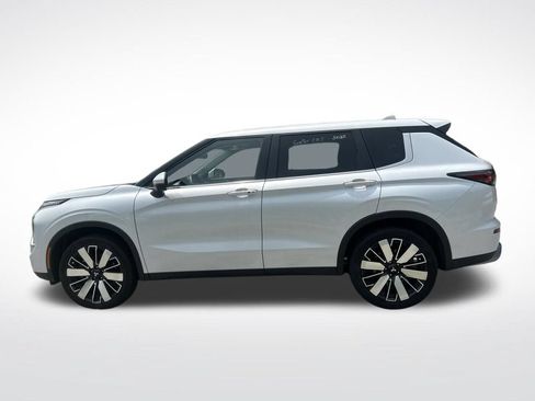 Used 2025 Mitsubishi Outlander SE FWD image 2