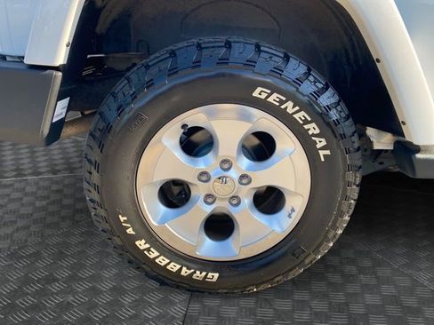 Used 2015 Jeep Wrangler Sahara w/ Connectivity Group AWD/4WD image 31