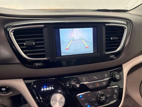 Used 2018 Chrysler Pacifica Touring-L FWD image 35