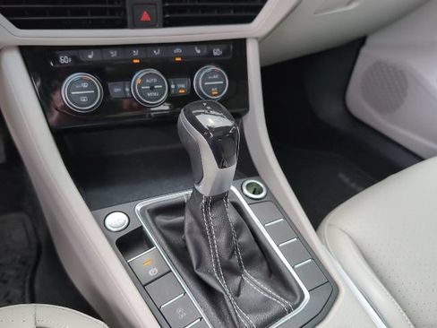Used 2023 Volkswagen Jetta SE w/ Panoramic Sunroof Package FWD image 21