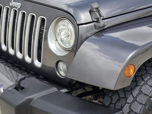 Used 2017 Jeep Wrangler Unlimited Sahara w/ Dual Top Group AWD/4WD image 10