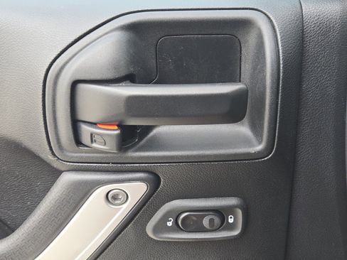 Used 2018 Jeep Wrangler Unlimited Sahara image 21