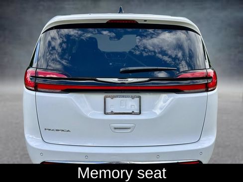 Used 2023 Chrysler Pacifica Touring-L FWD image 6