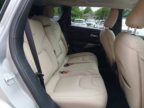 Used 2019 Jeep Cherokee Latitude w/ Popular Appearance Group FWD image 13