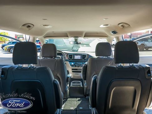 Used 2022 Chrysler Voyager LX FWD image 16