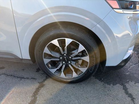 Used 2024 Kia Carnival EX image 4