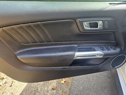 Used 2018 Ford Mustang Premium image 21