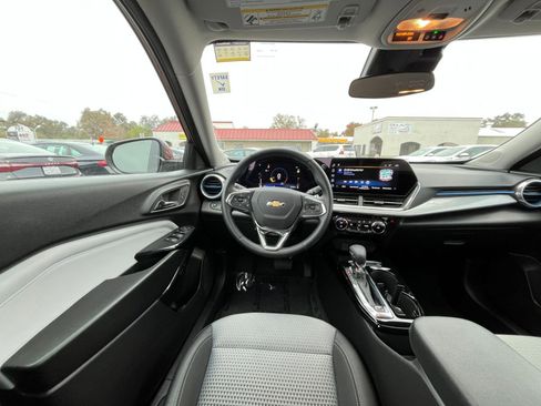 Used 2025 Chevrolet Trax LT w/ LT Convenience Package image 28