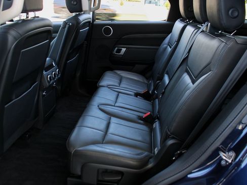 Used 2019 Land Rover Discovery HSE image 16