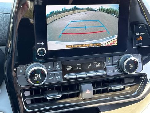Used 2024 Toyota Highlander XLE AWD/4WD image 29