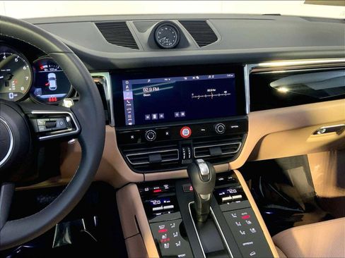 Certified 2025 Porsche Macan image 16