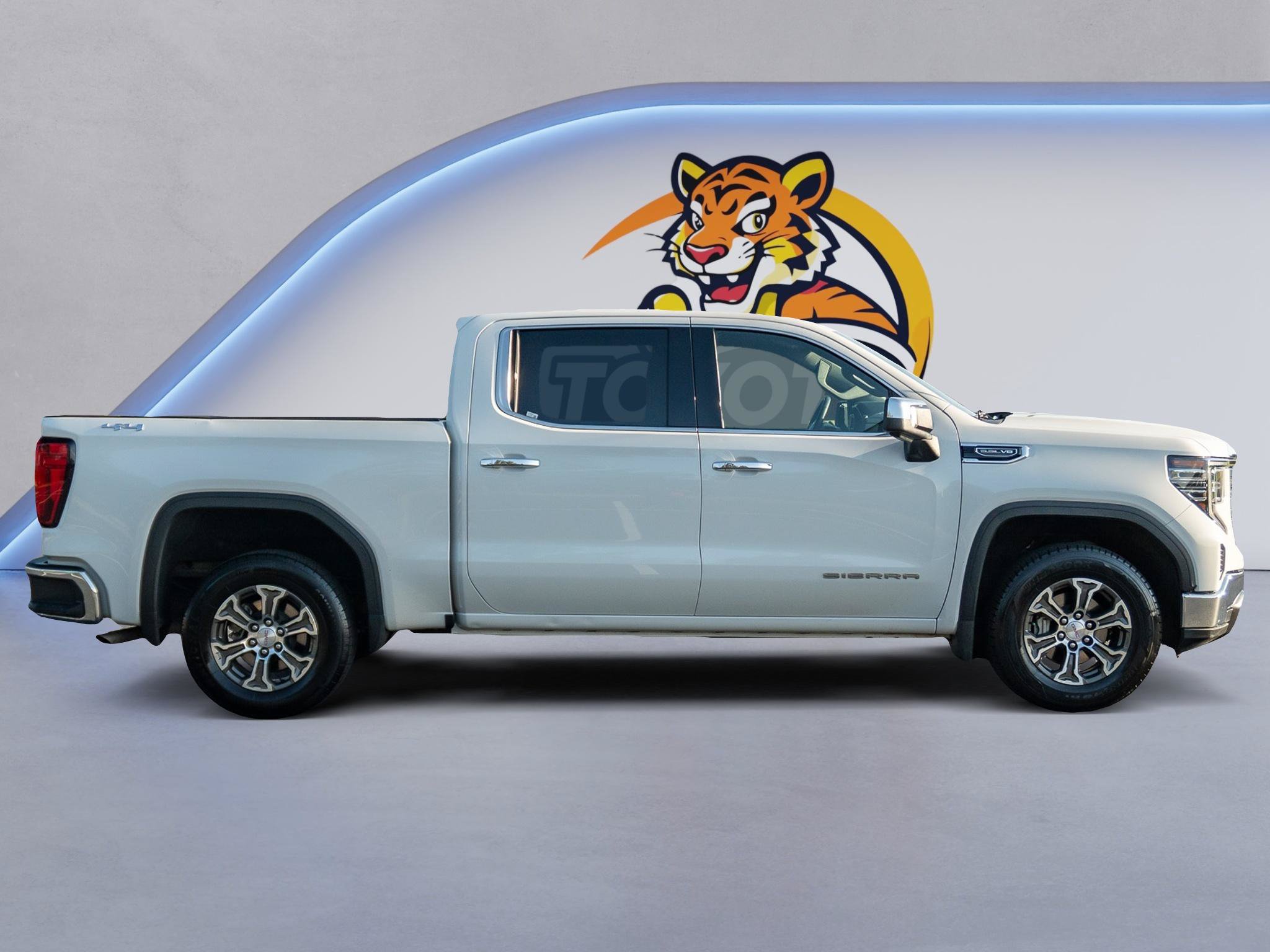 Used 2025 GMC Sierra 1500 SLT AWD/4WD image 4