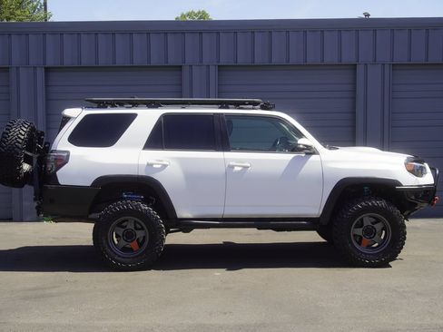 Used 2018 Toyota 4Runner TRD Off-Road Premium AWD/4WD image 6