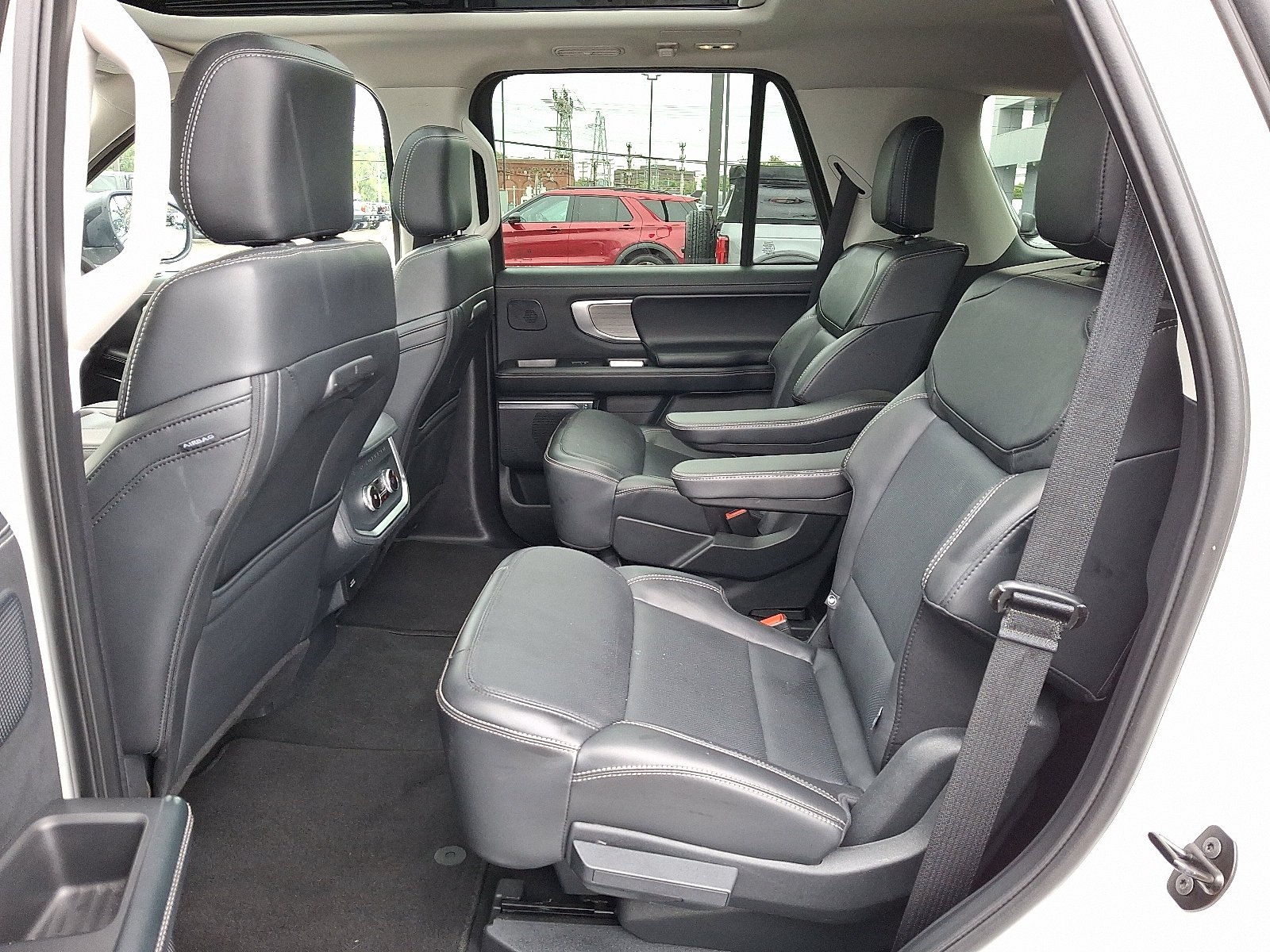 Used 2025 Ford Expedition Platinum w/ Driver's Package AWD/4WD image 10
