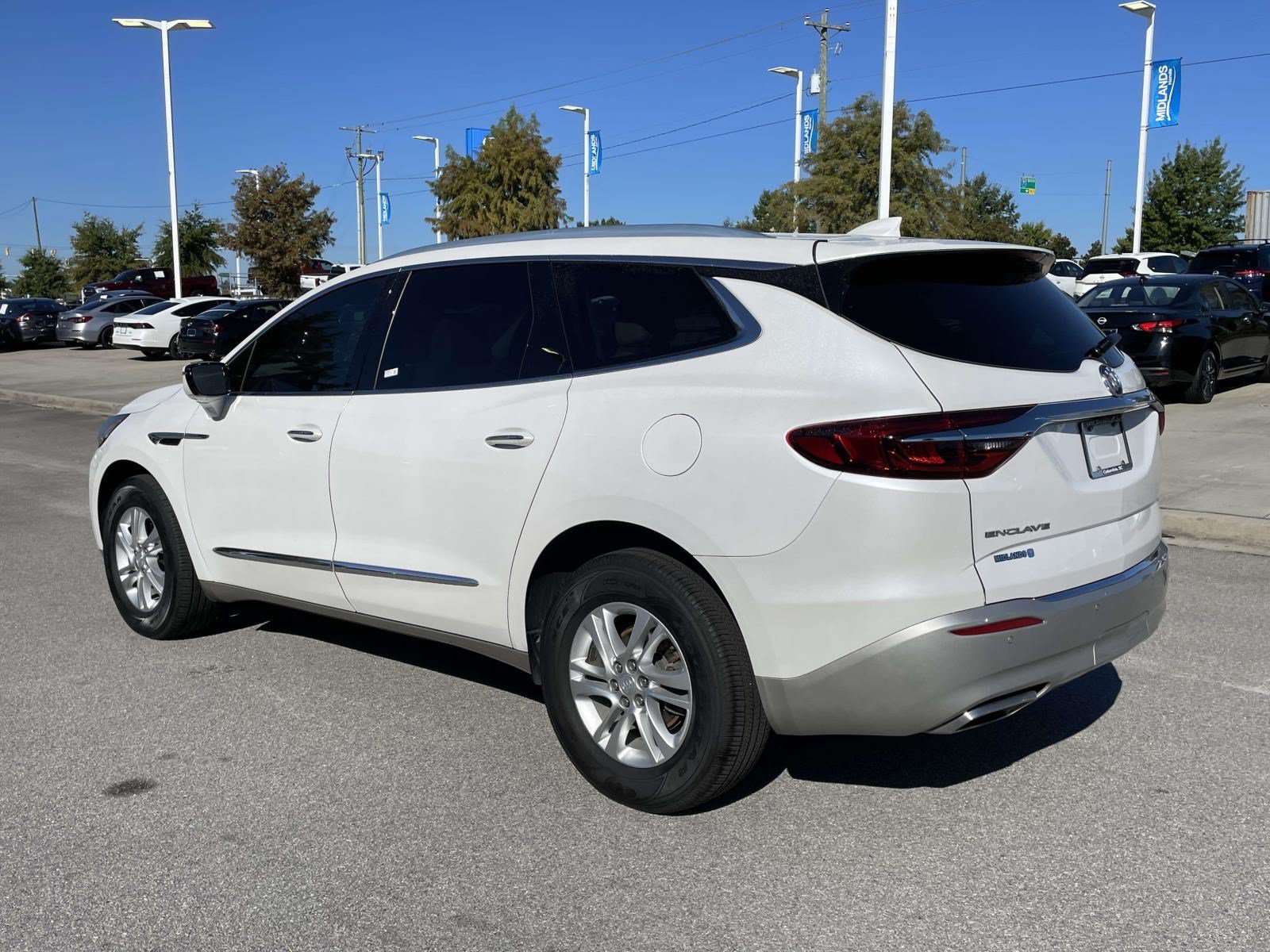 Used 2021 Buick Enclave Essence w/ Sound and Sites Package FWD image 4