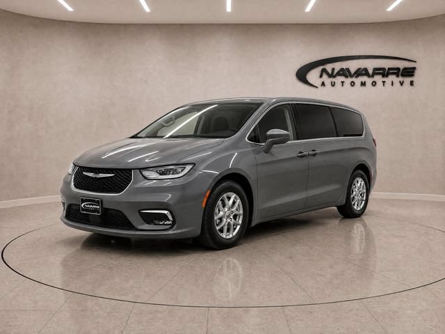 Used 2022 Chrysler Pacifica Touring-L FWD image 3