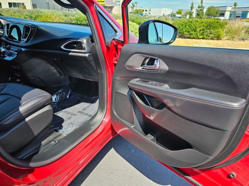 Used 2025 Chrysler Pacifica Select FWD image 31