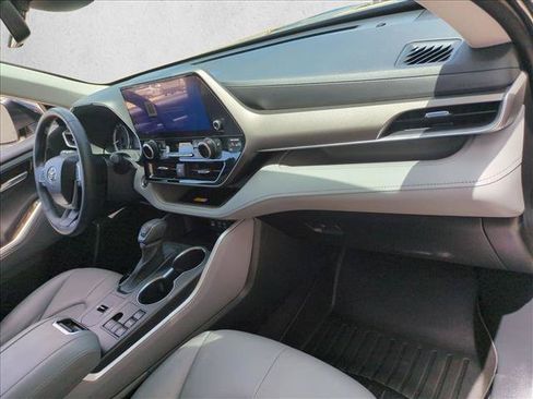 Used 2023 Toyota Highlander XLE FWD image 24