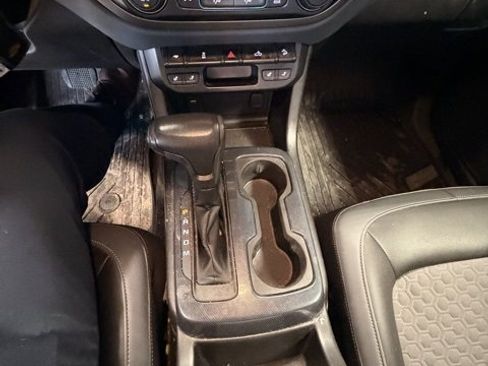 Used 2016 Chevrolet Colorado Z71 w/ Z71 Midnight Edition image 9