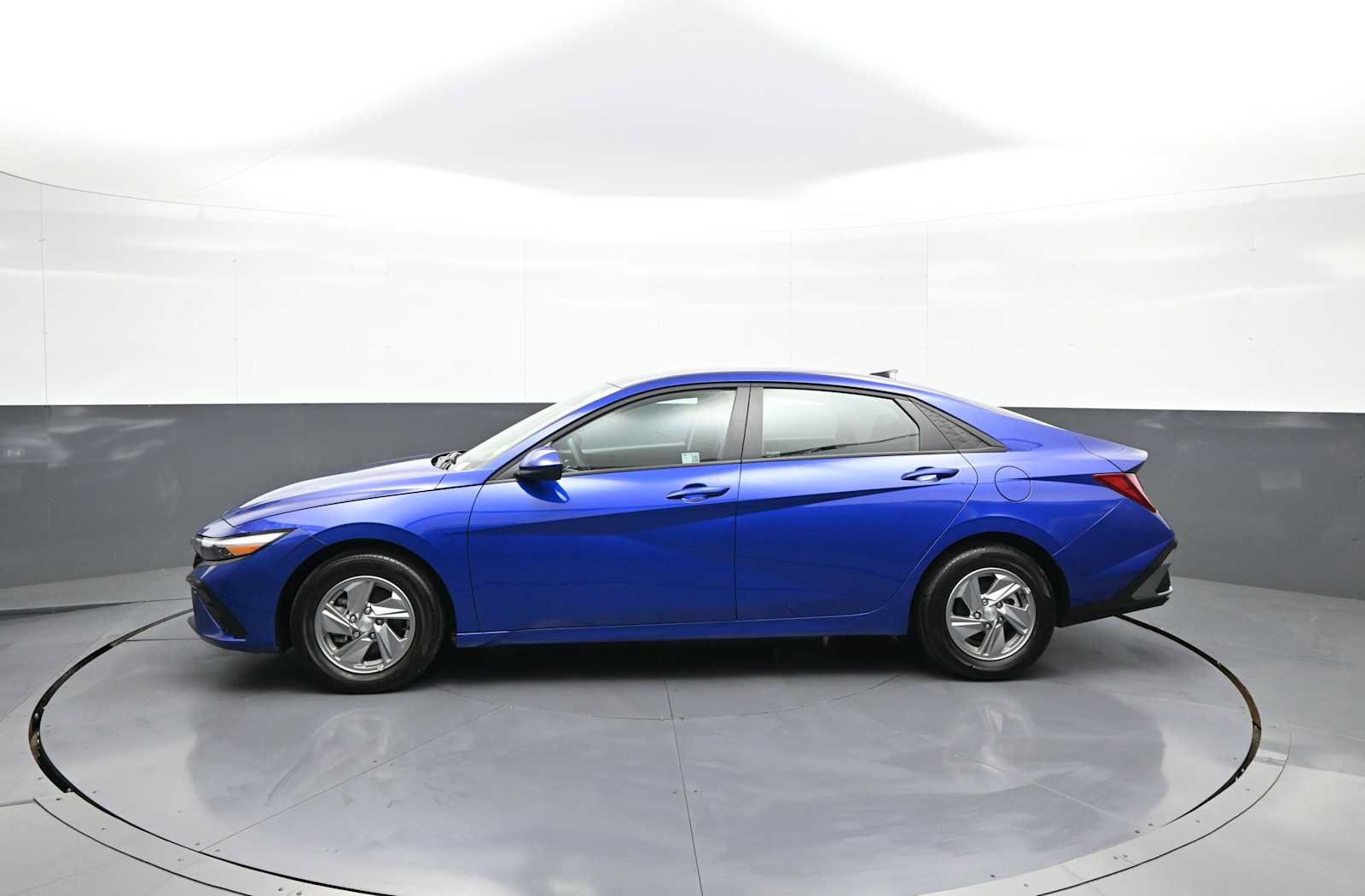 Certified 2025 Hyundai Elantra SE w/ Cargo Package FWD image 9