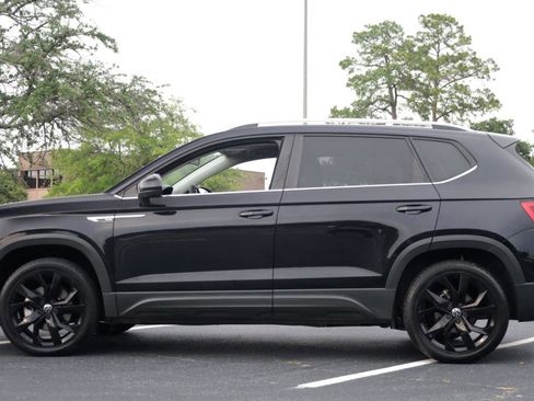 Used 2022 Volkswagen Taos SE FWD image 2