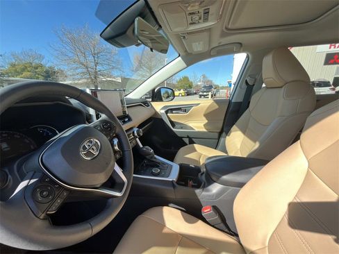 Used 2023 Toyota RAV4 XLE Premium image 10