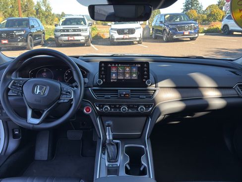 Used 2018 Honda Accord Touring image 5