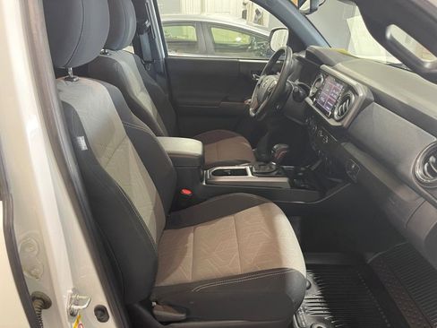 Used 2020 Toyota Tacoma TRD Sport w/ Technology Package image 15