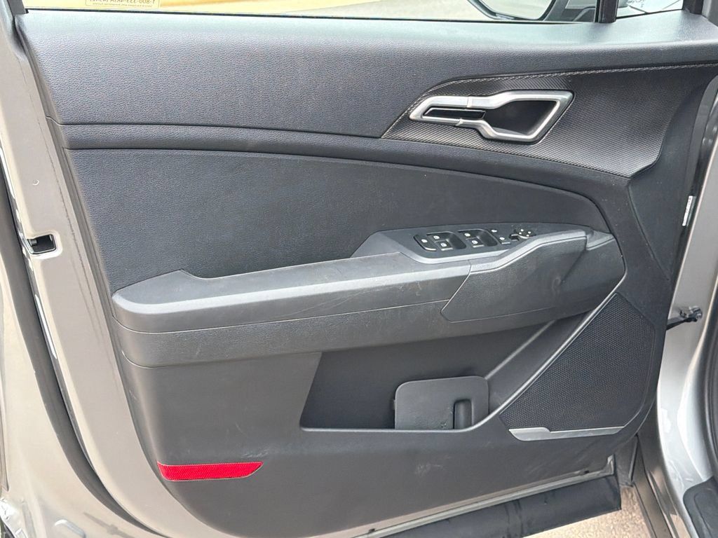 Used 2025 Kia Sportage LX FWD image 10