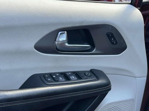 Used 2022 Chrysler Pacifica Touring-L AWD/4WD image 12