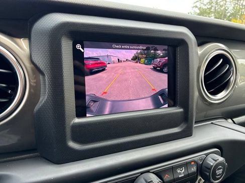 Used 2021 Jeep Gladiator Overland w/ Trailer Tow Package AWD/4WD image 32