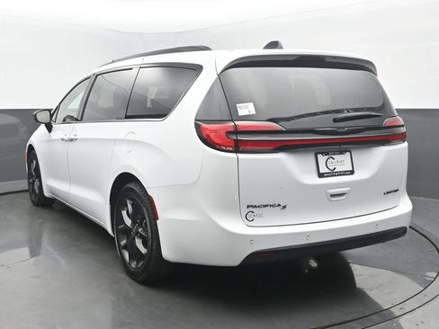 Used 2025 Chrysler Pacifica Limited FWD image 4