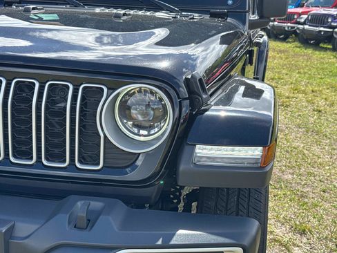 Used 2025 Jeep Wrangler Sahara image 9