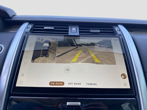Used 2022 Land Rover Discovery S image 31