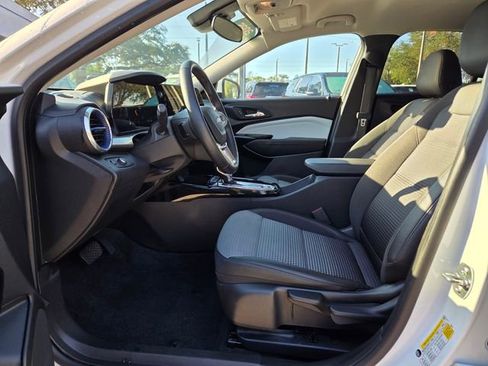 Certified 2025 Chevrolet Trax LT w/ LT Convenience Package FWD image 12