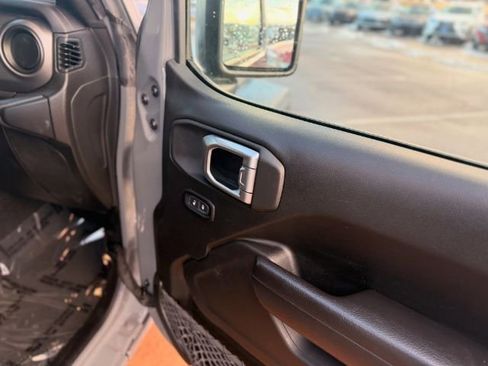 Used 2023 Jeep Gladiator Sport image 18